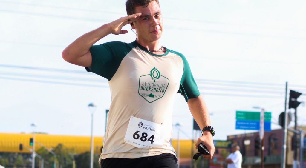 runner saluting during race