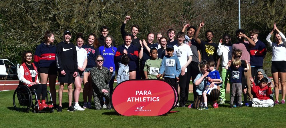 para athletics group cheering